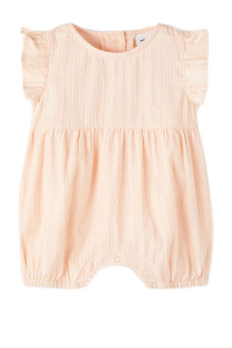 Verschillende prints en kleuren van baby meisjes jumpsuits met drukknoopsluiting.