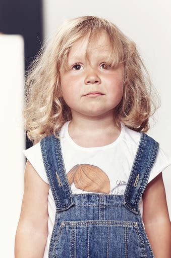 Voorbeelden van baby meisjes salopettes in denim en corduroy, gedragen met een shirtje.