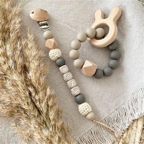 Collage van verschillende speenkoorden en speendoosjes