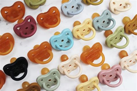 Voorbeelden van speentjes uit de BIBS Studio Collection met bloemen- en streepjesprints