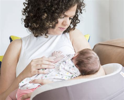 Illustratie van een lactatiekundige die een moeder en baby adviseert over borstvoeding.