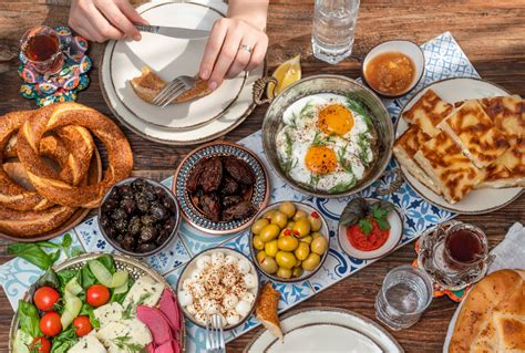 Illustratie van een Turkse maaltijd met uitleg van ingrediënten