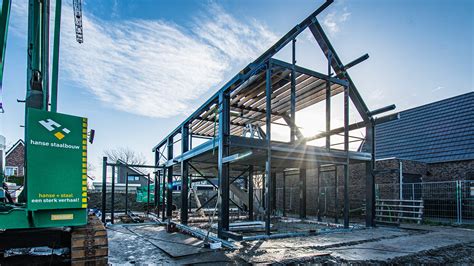 Gedetailleerde foto van de constructie van een poppenhuisbedframe.