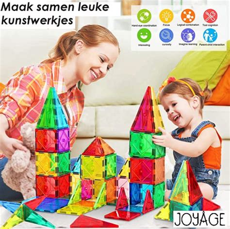 Kinderen spelen met diverse constructie speelgoed, zoals blokken, magnetische tegels en gereedschapskisten.