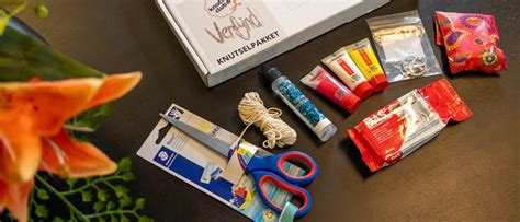 Rekken gevuld met diverse hobby- en knutselspullen bij Big Bazar