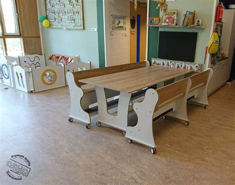 Overzicht van verschillende tafels in een kinderdagverblijf, inclusief hoge en lage tafels.