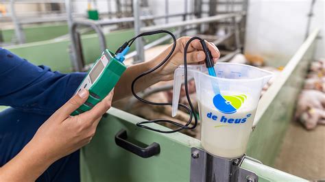 afbeelding van een automatisch melkcupsysteem voor biggen