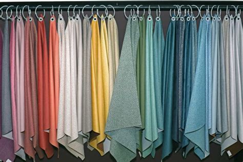 Illustratie van verschillende stoffen die gebruikt worden in draagzakken, met nadruk op kwetsbare materialen zoals wol en zijde.