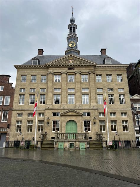 Foto van het stadhuis van 's-Hertogenbosch of een teamuitje van medewerkers.
