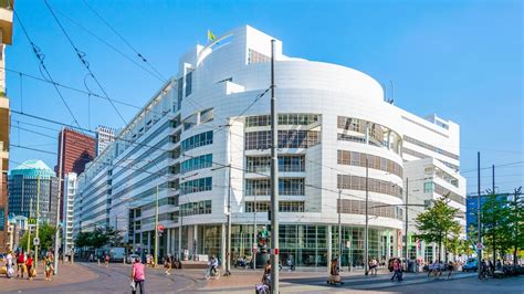 Foto van het stadhuis van Den Haag of een kaart met de locatie van het stadskantoor.
