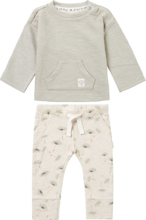Voorbeeld van de unisex babykledingcollectie van Noppies met neutrale kleuren en zachte materialen.