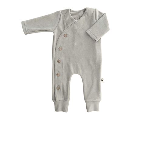 Een baby in een zacht Lodger boxpakje, met een focus op comfort en gebruiksgemak.