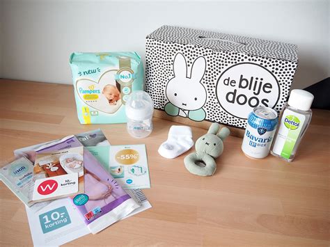 Collage van verschillende gratis babyboxen en hun inhoud, met logo's van de aanbiedende merken.