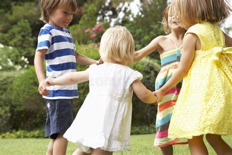 Een foto van lachende kinderen die samen spelen in een huiselijke kinderopvangomgeving.