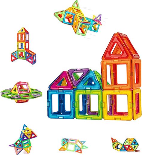 Illustratie van verschillende soorten magnetische bouwstenen en klassieke houten blokken.