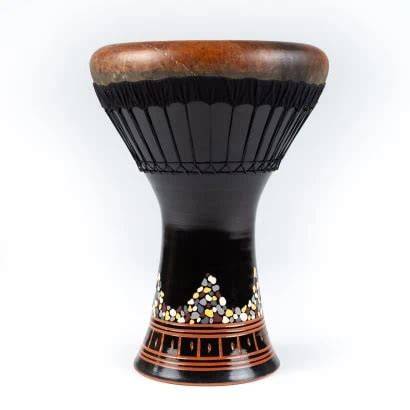 Collage van verschillende Afrikaanse percussie-instrumenten zoals de darbuka, tabal en bongo's.