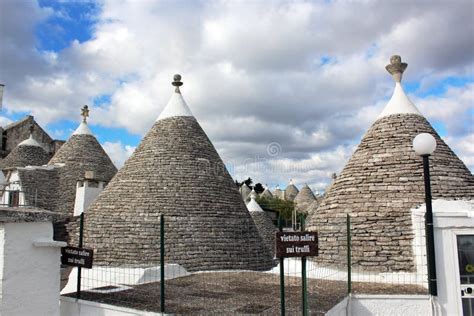 Een traditionele Trulli woning met zijn kenmerkende kegelvormige dak.