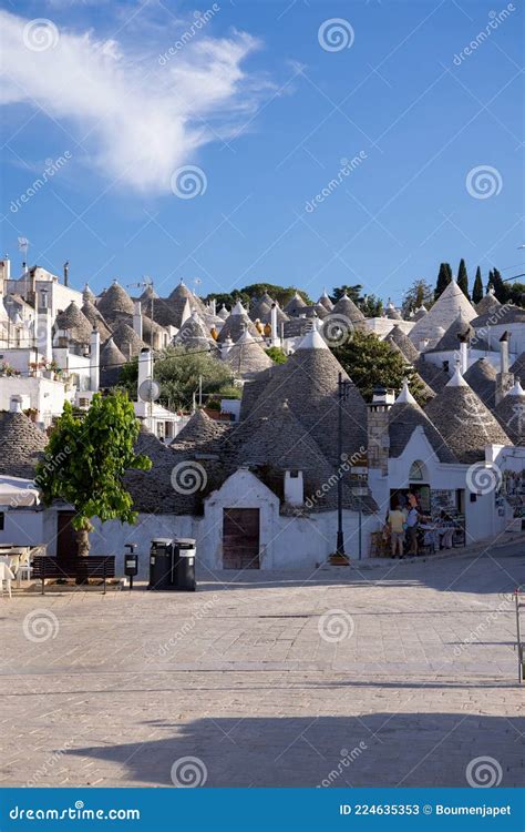 Panoramisch uitzicht over Alberobello met zijn karakteristieke Trulli-huizen.