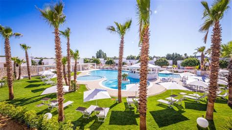 Luxe hotel met zwembad aan de kust van Bari.