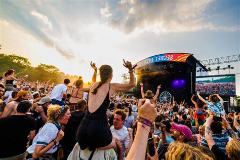 Foto van een crowd die enthousiast danst tijdens een optreden van Baby Blue.