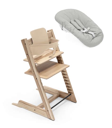 Stokke Tripp Trapp Wipstoel in een woonkamer, met nadruk op de houten poten en het verstelbare zitje