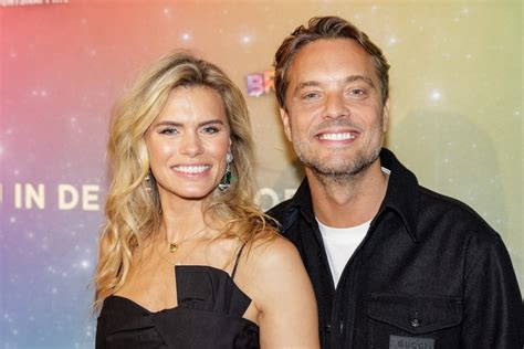 Foto van Nicolette van Dam en Bas Smit met de door hen ontworpen sneakers