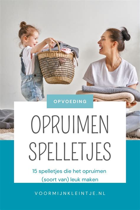 kinderen helpen met opruimen van speelgoed