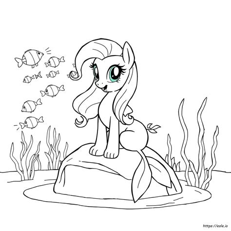 Een My Little Pony zeemeermin speelgoedfiguur in een badkuip