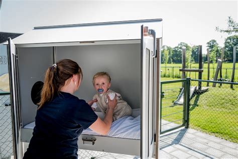 kinderen die slapen in buitenbedjes