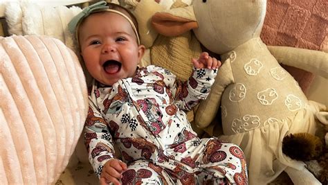 baby die rechtop wordt gehouden na de voeding