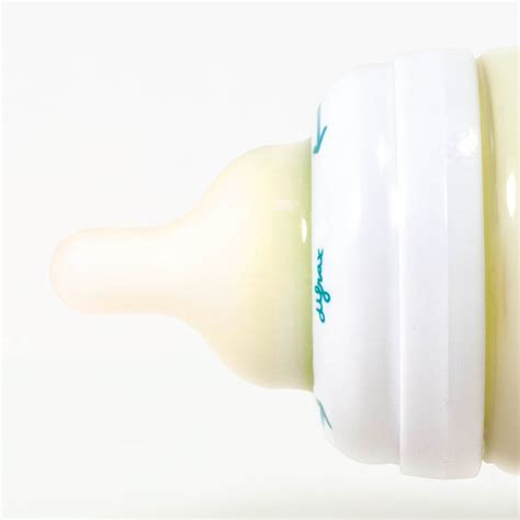 Illustratie van de Difrax 1-2-3 Ring Wide op een S-babyfles