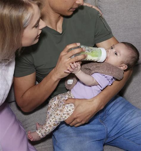 Illustratie van de correcte houding voor flesvoeding in zijligging met ondersteuning.
