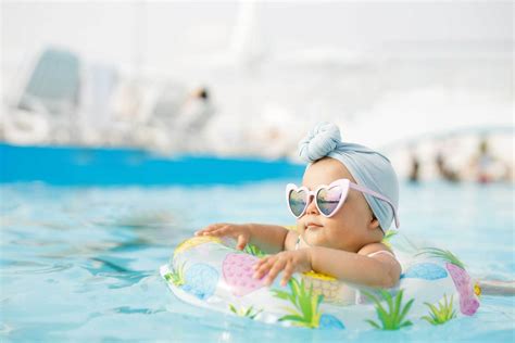 Baby met een babyflesje op vakantie