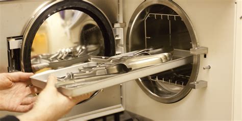 Illustratie van verschillende methoden voor het steriliseren van fopspenen: kokend water, magnetron en een elektrische sterilisator.