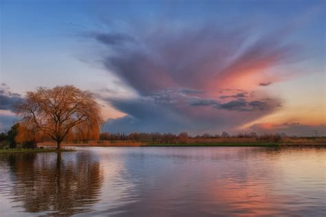 Een foto van vissersboten in de vroege ochtend aan een rivier.