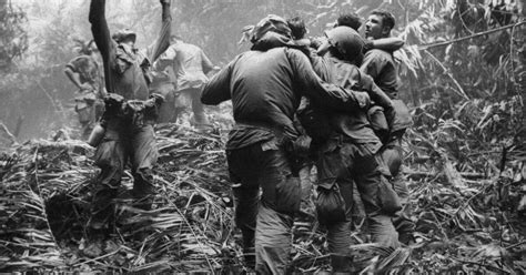 Een historische foto van Amerikaanse soldaten in Vietnam.