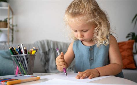 Een illustratie van een kind dat aan het knutselen is.