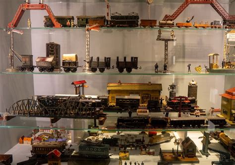 Een interieurfoto van een speelgoedmuseum met diverse objecten.