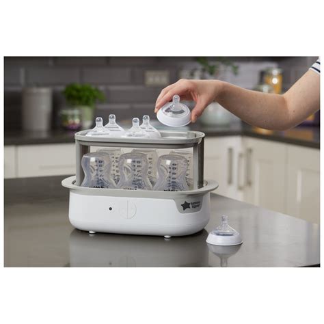 Gedetailleerde afbeelding van de Tommee Tippee Advanced Steam Elektrische Sterilisator met de verschillende onderdelen.