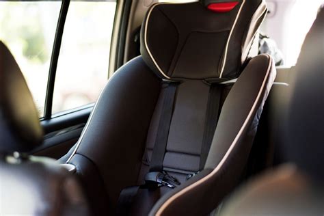 Illustratie van een correct geïnstalleerd achterwaarts gericht autostoeltje met ISOFIX-bevestiging.