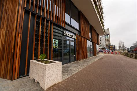 Een foto van de buitenkant van Babylonia Restaurant in Hengelo, met een uitnodigende sfeer.