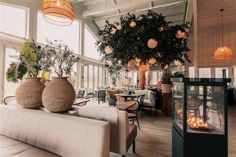 Een sfeervolle foto van het interieur van Babylonia Restaurant, met aandacht voor de inrichting en zitplaatsen.