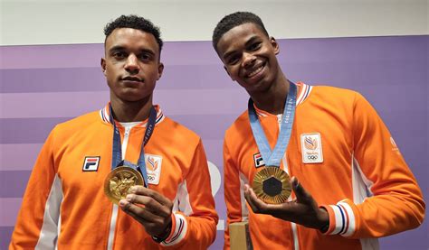 Een foto van de tweelingbroers Eugene en Jamie Omalla in sportkleding