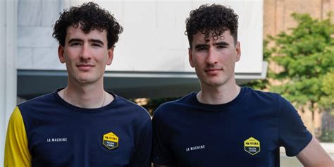 Een foto van de broers Sterkenburg in worsteluitrusting, mogelijk tijdens een training of wedstrijd