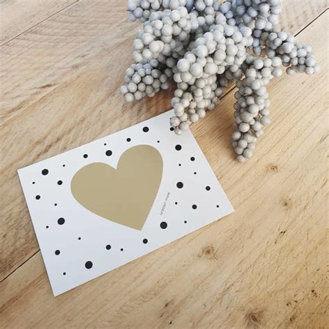 Voorbeeld van een kraskaart met roze en blauwe ballonnen en confetti.