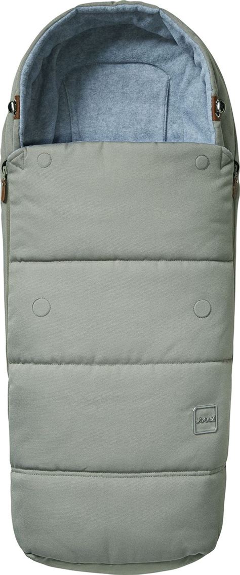 Een gedetailleerde foto van de Joolz Uni2 Earth slaapzak in Elephant Grey, die de textuur en het design benadrukt.