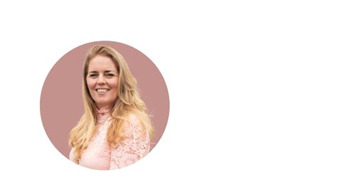 Illustratie van een baby die direct na de geboorte huid-op-huid contact heeft met de moeder.