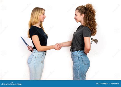 Twee illustraties naast elkaar: een kind in de holle rug (blije kat) en een kind in de bolle rug (boze kat).