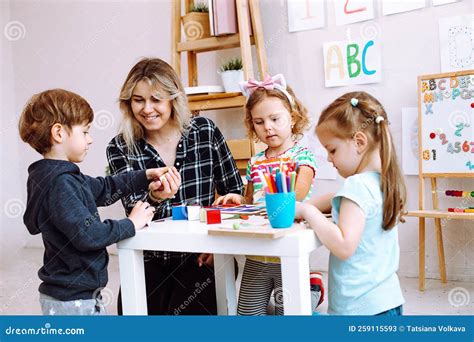 Een kind dat met plezier leert met een magnetisch alfabet.