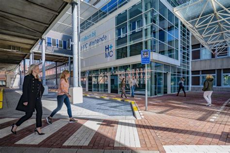 Plattegrond van het Moeder- en Kindcentrum HMC Westeinde met routeaanduidingen.